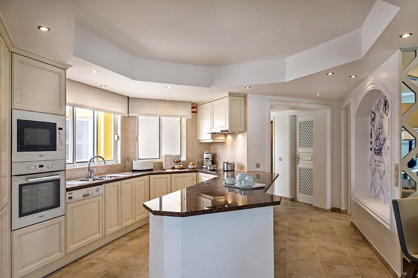 Four Seasons Fairways - 3 Bedroom Hillside Apartment with pool