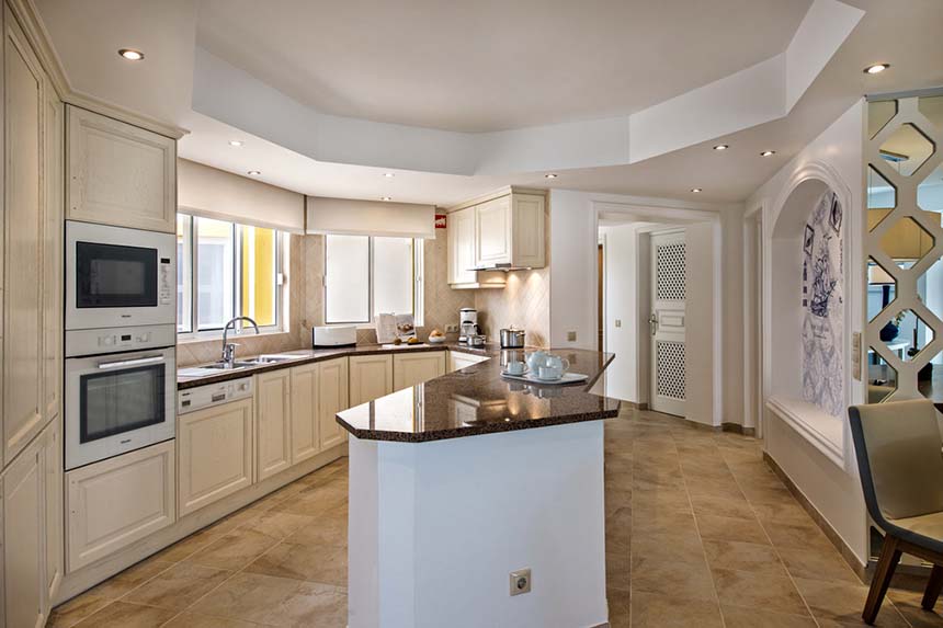 Four Seasons Fairways - 2 Bedroom Apartment with Jacuzzi